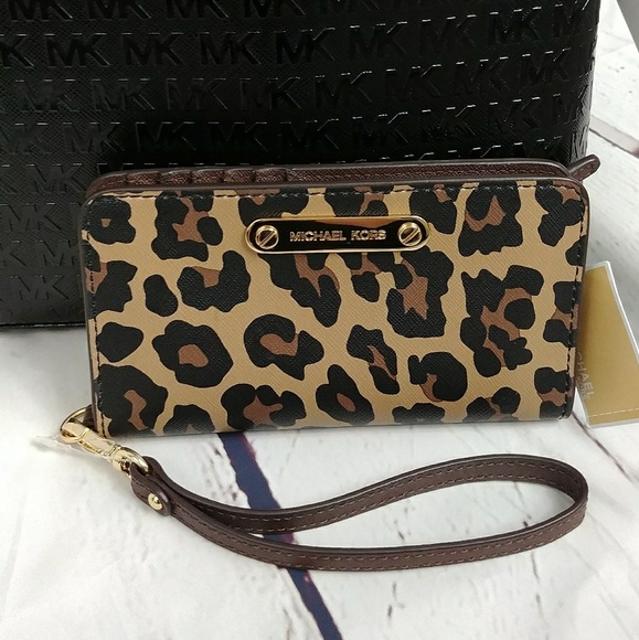 Michael Kors Handbags - Michael Kors jet set leopard wallet wristlet phone
